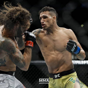 兩名男性MMA拳手在八角形鐵籠內互相出拳。 — 終極格鬥冠軍賽 壁紙