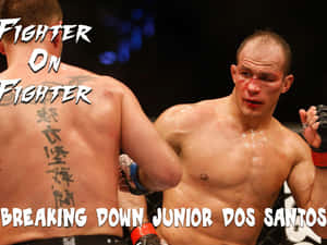 兩名男性MMA拳手交戰，可見血跡和刺青。 — 運動 壁紙