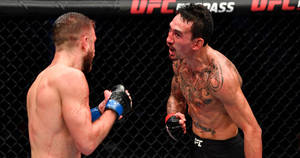UFC比賽中，八角籠內兩名男性MMA拳手，身上可見血跡。 — 終極格鬥冠軍賽 壁紙