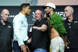 兩名男性MMA拳手在UFC稱重活動中對峙。 — 終極格鬥冠軍賽 壁紙