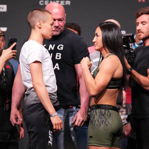 兩名MMA拳手在UFC比賽前，在鏡頭和工作人員注視下互相凝視。 — 酷 壁紙