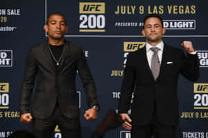 兩名男性UFC拳手穿著西裝在稱重活動中擺姿勢。 — 終極格鬥冠軍賽 壁紙