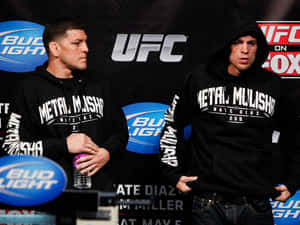 兩名男性MMA拳手在UFC記者會上穿著黑色連帽衫。 — 終極格鬥冠軍賽 壁紙
