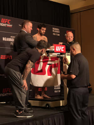 兩名男性MMA拳手在UFC稱重活動期間站在體重磅上。 — 運動 壁紙