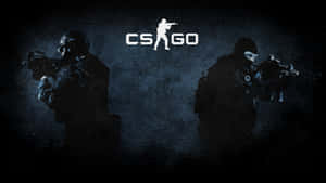 兩名武裝戰術操作員在黑暗粗糙的場景中從兩側包圍 CS GO 標誌。 — PC 遊戲 壁紙