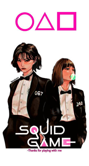 兩名Squid Game參賽者身穿黑色西裝吹泡泡，帶有粉紅色幾何形狀和遊戲標誌。 — 067 魷魚遊戲 壁紙