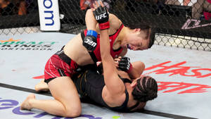 兩名女子拳手在UFC八角籠內進行纏鬥比賽。 — 運動 壁紙