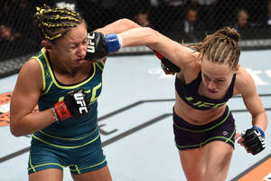 兩名女子MMA拳手在八角籠內的UFC比賽中行動。 — 酷 壁紙
