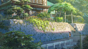 兩名女孩在傳統房屋附近爬上一道長滿青苔的牆旁的石階。 — 日式藝術 壁紙