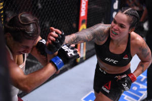 兩名女性MMA拳手在UFC八角籠內交戰。 — 終極格鬥冠軍賽 壁紙