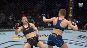 兩名女拳手在MMA八角籠中於UFC現場比賽中互相出拳。 — 運動 壁紙