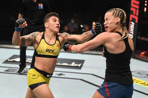 兩名女性MMA拳手在UFC八角籠中交換拳擊。 — 終極格鬥冠軍賽 壁紙