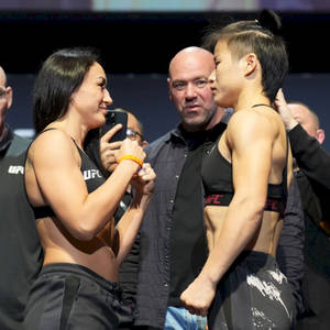 兩名女性MMA拳手在UFC比賽前互相凝視。 — 運動 壁紙