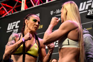 兩名女性MMA拳手在UFC稱重時擺出戰鬥姿勢。 — 終極格鬥冠軍賽 壁紙