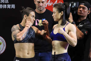 兩名女性MMA拳手以戰鬥姿勢在UFC比賽前對峙。 — 終極格鬥冠軍賽 壁紙