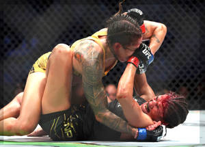 兩名女子MMA拳手在八角籠內進行血腥的纏鬥。 — 運動 壁紙