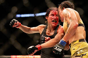 兩名女子MMA拳手在UFC比賽中進行血腥的近身搏鬥。 — 運動 壁紙