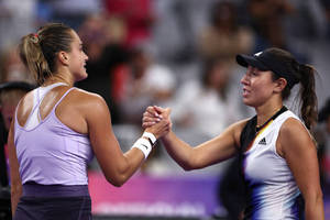 兩名女網球運動員比賽結束後微笑握手。 — 運動 壁紙