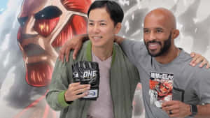 兩名男子在巨人壁畫前手持MMA手套及進擊的巨人周邊商品。 — 日本動漫 壁紙