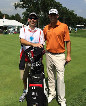 兩名高爾夫球手在陽光明媚的球場上微笑，旁邊有一個標有 Bill Haas 的高爾夫球袋。 — 運動 壁紙