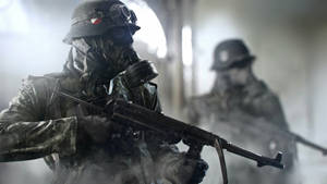 兩名戴面具的士兵手持步槍，在煙霧瀰漫的廢墟建築物中移動。 — 戰地風雲5 壁紙