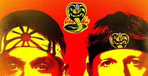 兩名戴著 Cobra Kai 頭帶的武術家在紅色背景前凝視對峙。 — 眼鏡蛇道館 壁紙