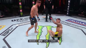 兩名MMA拳手在UFC八角籠中，一人站在另一人上方於墊上。 — 運動 壁紙