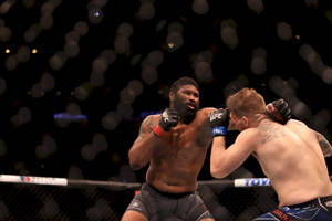 兩名MMA拳手在UFC八角籠中互換拳擊，汗水飛濺。 — 3:2 壁紙