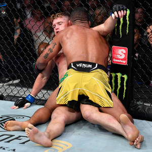 兩名MMA拳手在八角籠內進行纏鬥。 — 極限運動 壁紙