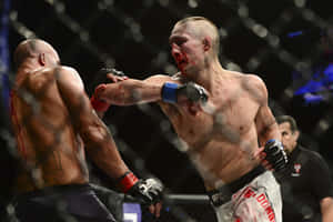 兩名MMA拳手在血腥的籠鬥中互相出拳。 — 運動 壁紙
