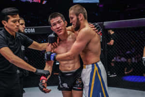 兩名MMA拳手在比賽中鎖定纏抱，裁判介入。 — 運動 壁紙