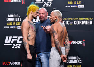 兩名有刺青的男性MMA拳手在UFC稱重中與Dana White對峙。 — 運動 壁紙