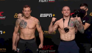 兩名有刺青、赤裸上身的MMA拳手在UFC稱重活動中擺姿勢。 — 終極格鬥冠軍賽 壁紙