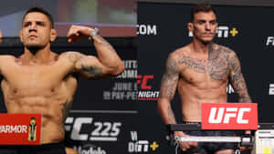 兩名有刺青的赤裸上身男性UFC拳手在稱重活動中擺姿勢。 — 運動 壁紙