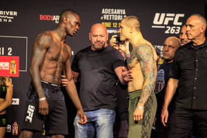 兩名肌肉發達的MMA拳手在UFC稱重活動中對峙。 — 終極格鬥冠軍賽 壁紙