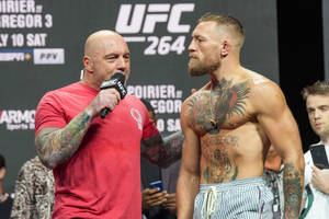 兩名有刺青的男性MMA拳手在UFC記者會上對峙。 — 運動 壁紙