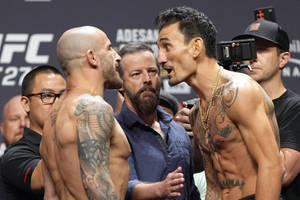 兩名赤裸上身的MMA拳手在UFC過磅時挑釁對峙。 — 終極格鬥冠軍賽 壁紙