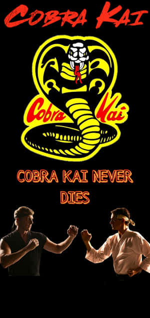 兩名武術家在 Cobra Kai 標誌下擺出戰鬥姿勢，標語為 Cobra Kai Never Dies。 — 眼鏡蛇道館 壁紙