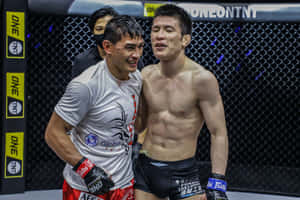 兩名微笑的MMA拳手在籠中賽後 — 運動 壁紙
