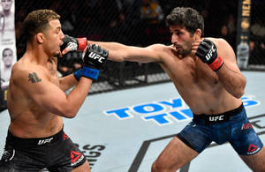 兩名男性MMA拳手在UFC八角籠比賽中互相出拳。 — 終極格鬥冠軍賽 壁紙