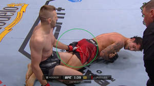 UFC拳手在八角籠內，一人對對手施展降服技 — 運動 壁紙