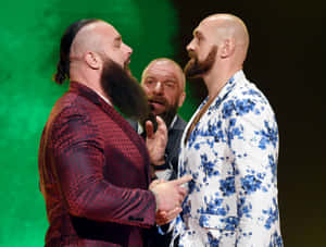 兩名摔角手穿著圖案西裝，中間有裁判對峙。 — WWE GIF 壁紙