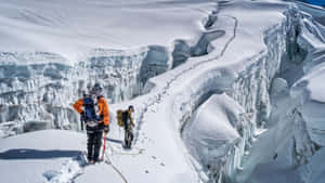 兩名攀岩者在巨大的冰崖旁攀登雪脊。 — 可愛的雪 壁紙
