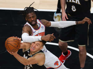 兩名籃球運動員在比賽中爭奪球權。 — 籃球 壁紙