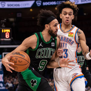 兩名NBA球員在比賽中爭奪籃球控制權。 — 運動 壁紙