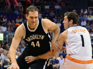 兩名男性籃球運動員在職業比賽中行動 — NBA 壁紙
