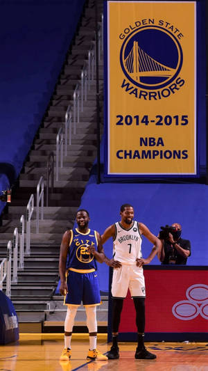 兩名NBA球員在金州勇士隊冠軍旗幟下擺姿勢。 — 克里夫蘭騎士隊 壁紙