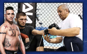 兩名戰士和一名教練在籠內進行MMA訓練。 — 運動 壁紙