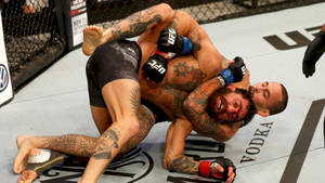 兩名MMA拳手在UFC八角籠內進行纏鬥比賽。 — 運動 壁紙
