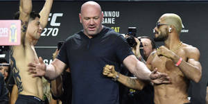 兩名UFC拳手在稱重活動中與相機一起夾著Dana White。 — 運動 壁紙